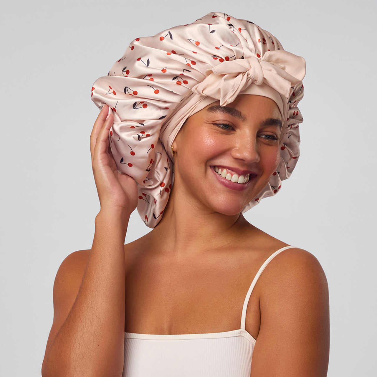 500621-AdjustableOversizedSatinBonnet-SeasonalCollection-CherryPrint-Model-1280x1280px-1.jpg