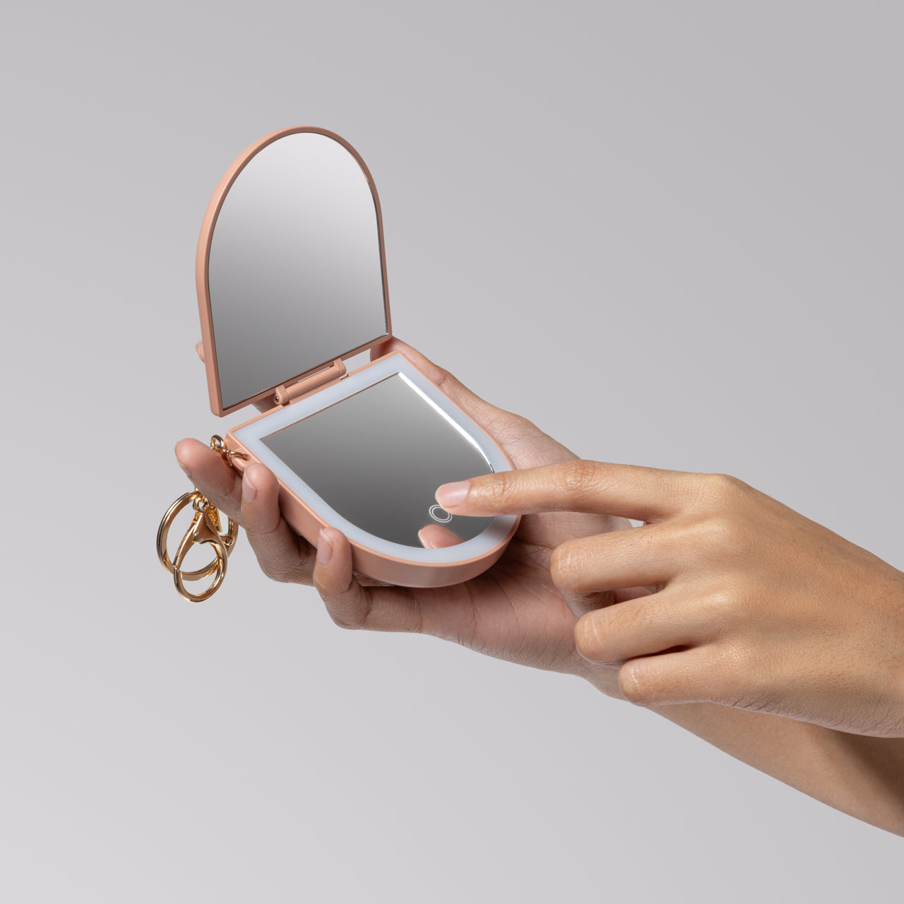 507583-CompactMirrorKeychain-Terracotta-model-6-1280x1280px-1.jpg