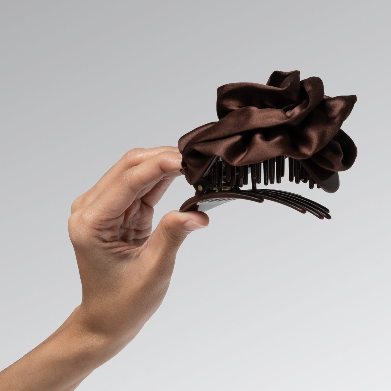 508603-SatinRosetteMediumFlatCloudClip-TrendHairAccesories-Chocolate-Model-2-1280x1280px.jpg