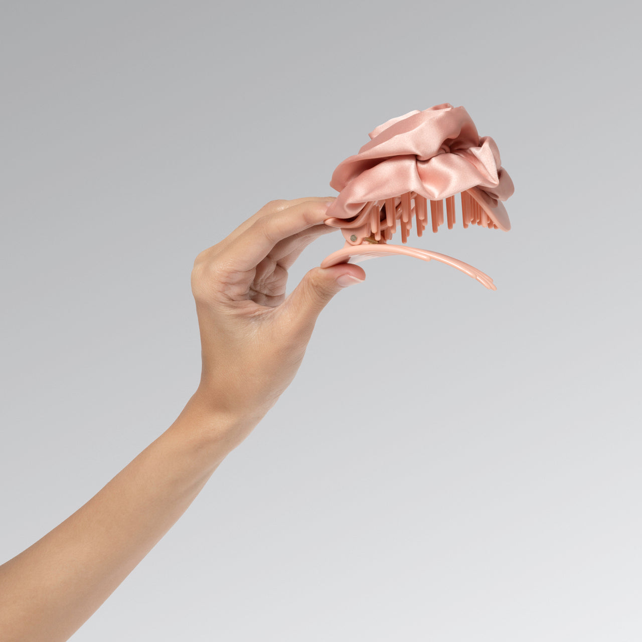508610-SatinRosetteMediumFlatCloudClip-TrendHairAccesories-Terracotta-Model-2-1280x1280px.jpg