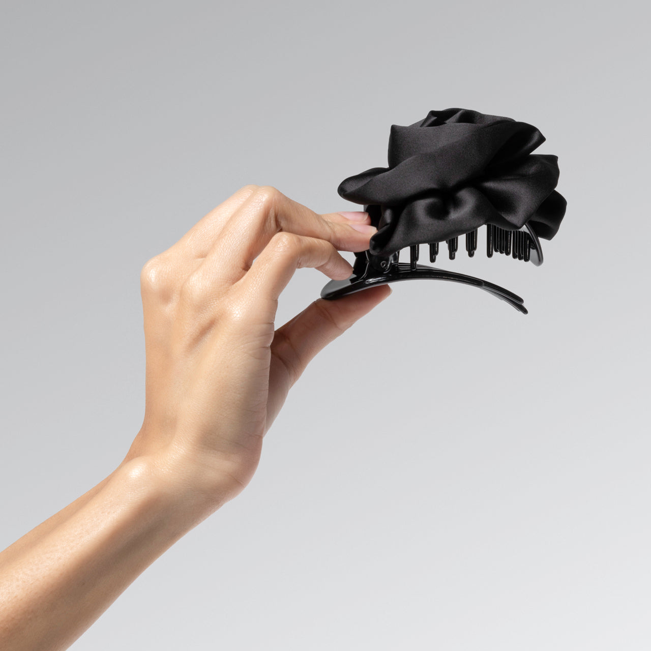 508627-SatinRosetteMediumFlatCloudClip-TrendHairAccesories-Black-Model-2-1280x1280px.jpg
