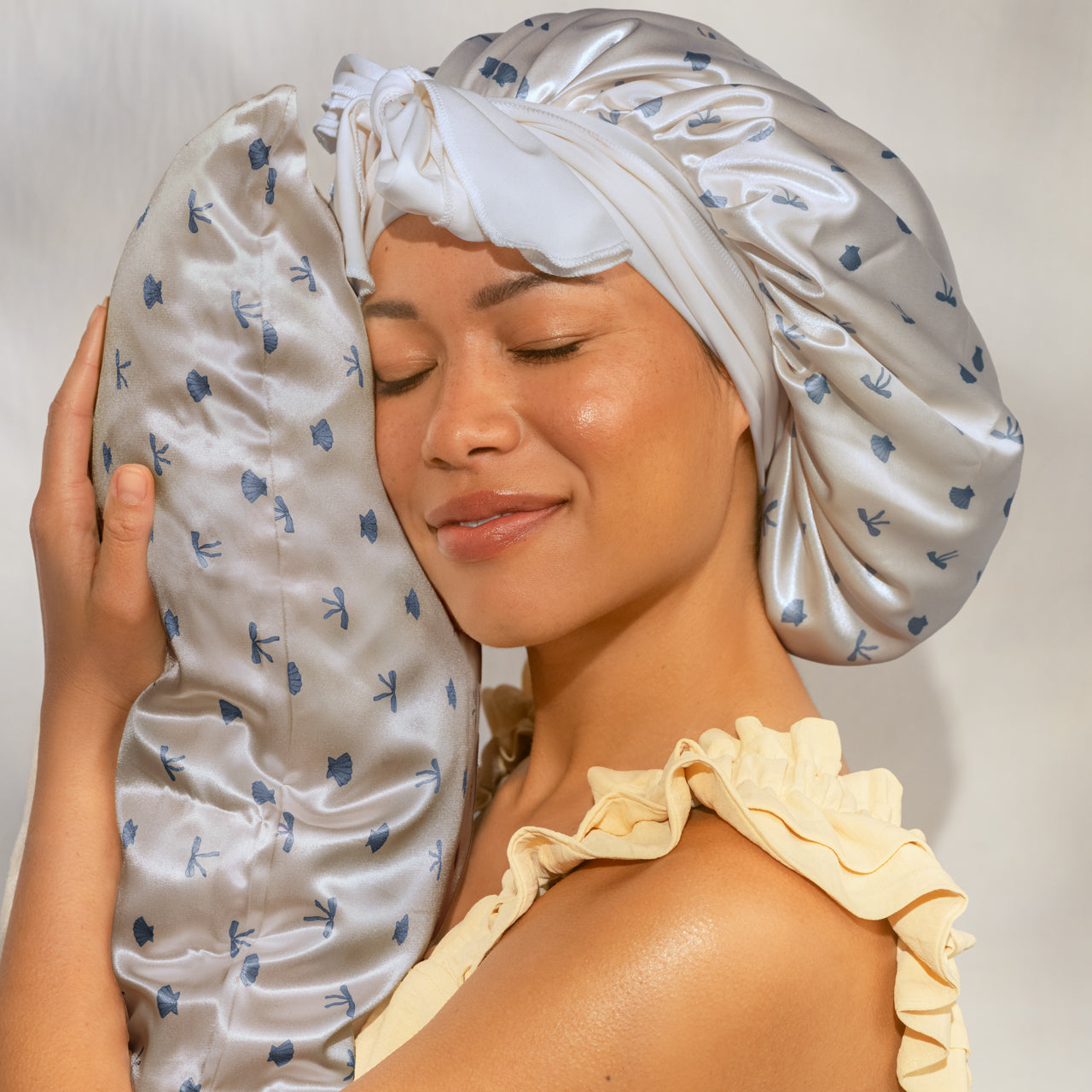509525-509518-CoastalCottage-StandardSatinPillowcase-OversizedSatinBonnet-PearlizedCream_CoastalBlue-Model-4-1280x1280px.jpg