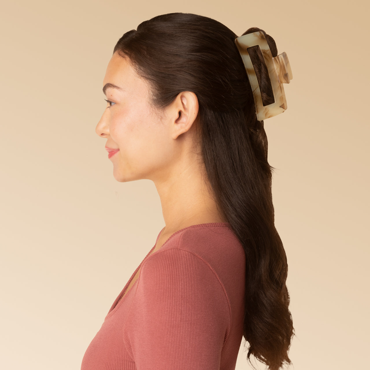 512730-RecycledPlastic-JumboOpenShapeClawClip-Hair-ChocolateMarble-Model-2-1280x1280px.jpg
