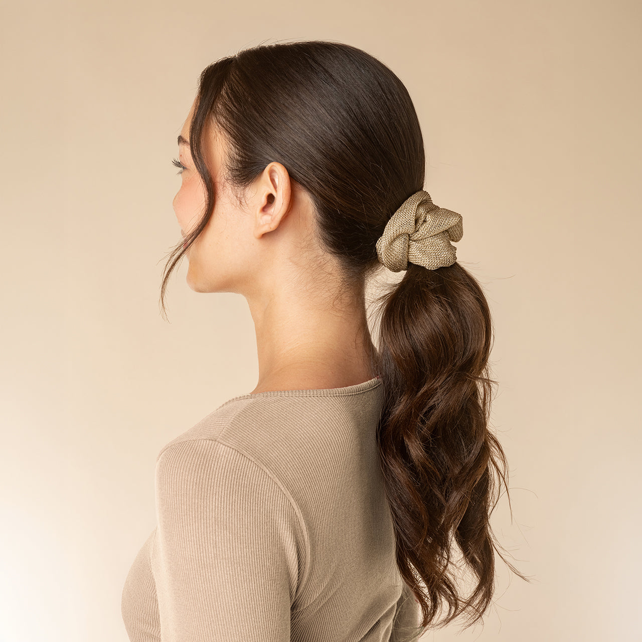 512792_MetallicMesh_RecycledFabricScrunchies2pcSet-Cream_Gold_model_01_1280x1280_8755a482-ddcc-4373-9a1b-a73c7f1e4bcb.jpg