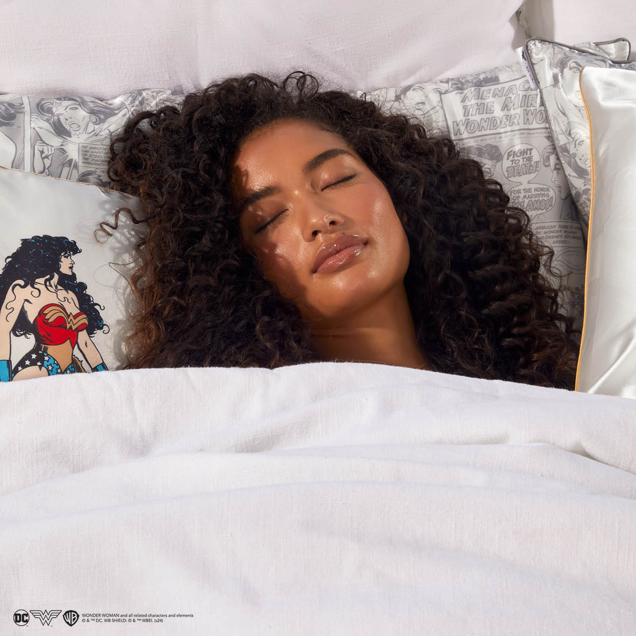 63979-63962-64174-64167-WonderWomanxKitsch-Model-Standard_KingPillowcase-ComicBook-BelieveInWonder-1280x1280px-1.jpg