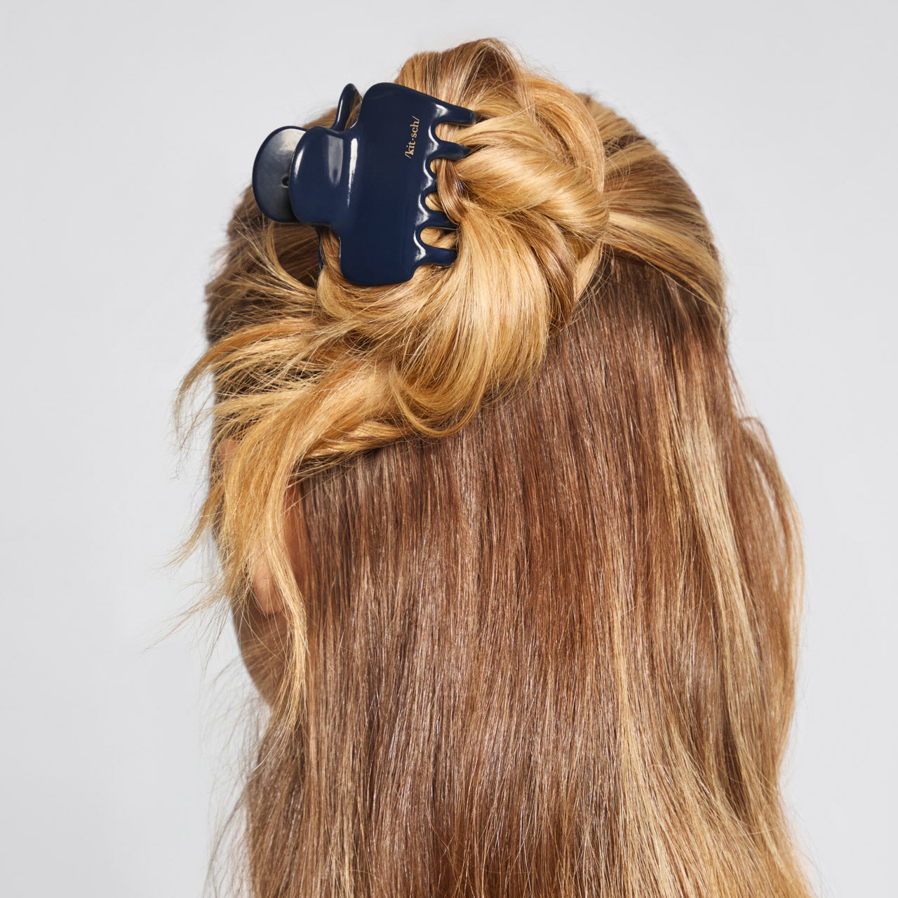 68875-RecycledPlastic-MediumCloudClawClip-1pc-Hair-BlueOrchid-Model-1280x1280px.jpg